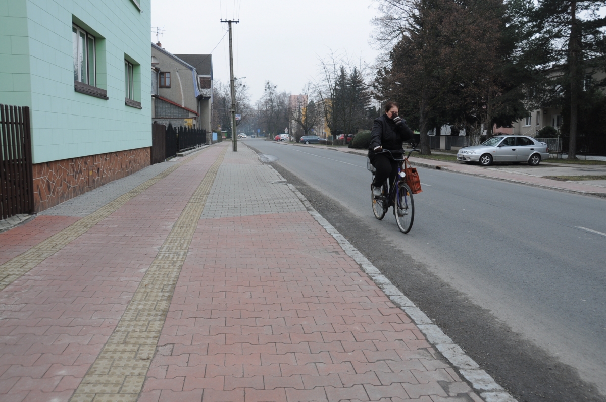 Kdo má přednost při přejíždění silnice, když já jako cyklista, jedu po cyklostezce a chci přejet z chodníku na chodník?