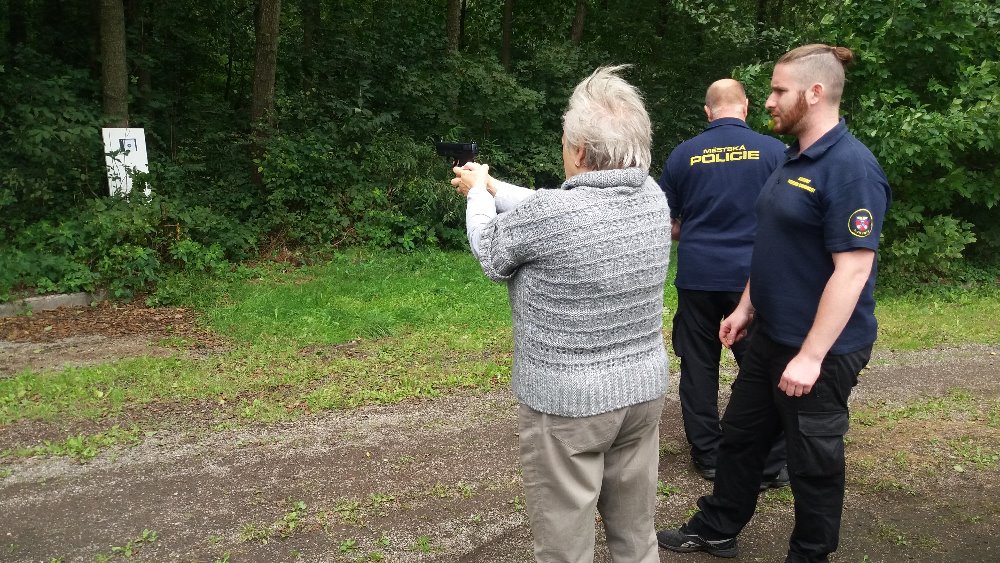 Bohumínští senioři trénovali cvičnou střelbu pod dohledem strážníků