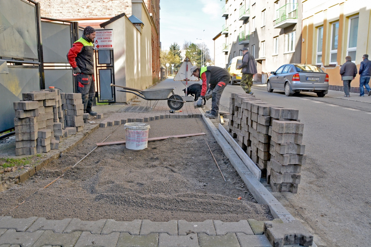 U obchodu s elektrem napojujeme chodník na nové obruby