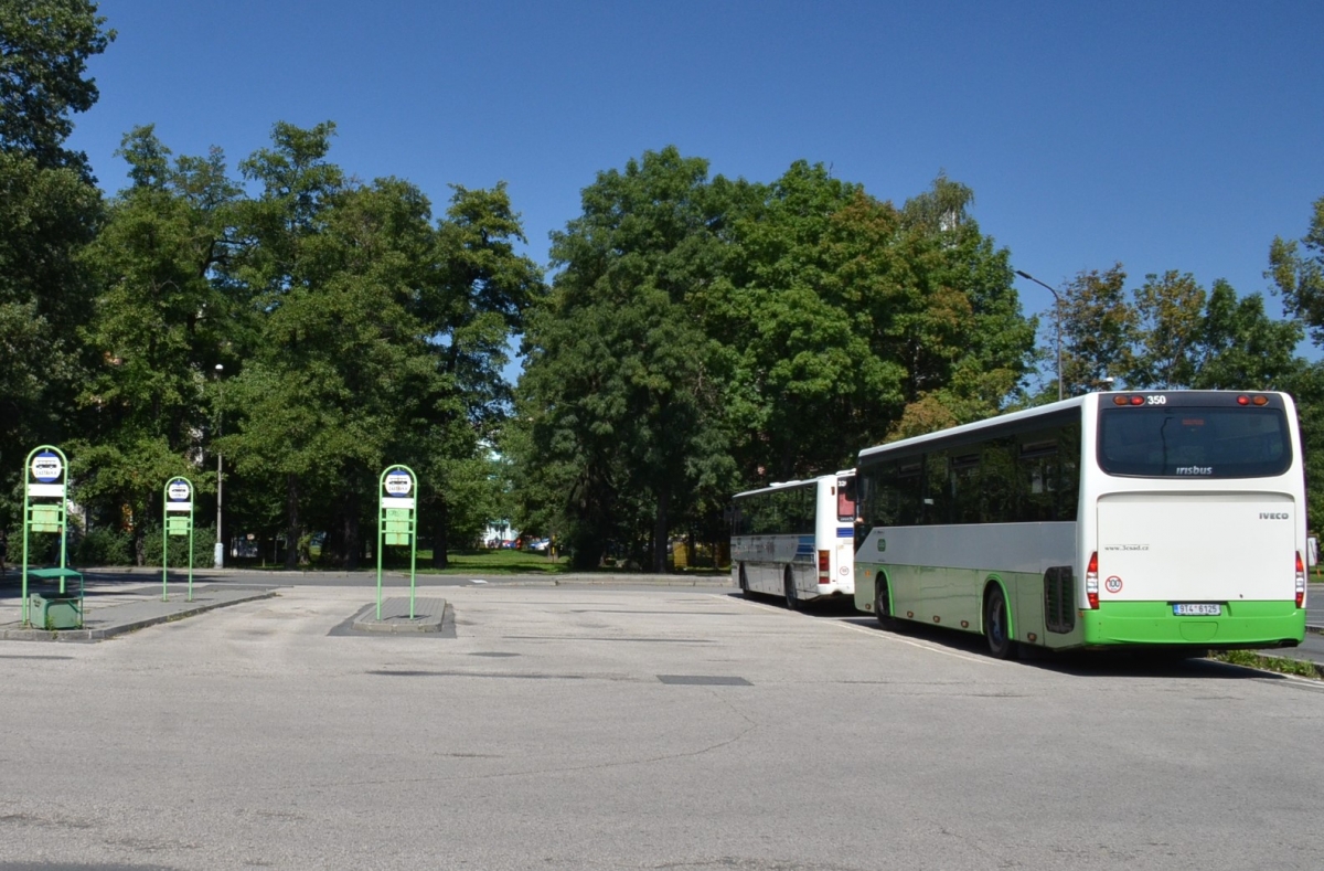 Autobus musí zastavovat pouze v prostoru zastávek