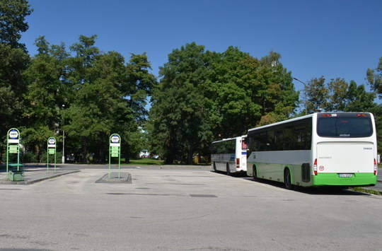 Autobus musí zastavovat pouze v prostoru zastávek