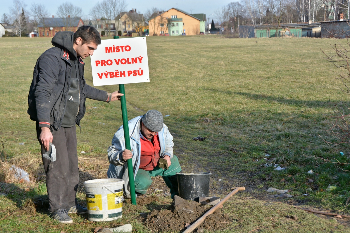 Nové cedule upozorňují na psí výběh v lokalitě Petra Cingra