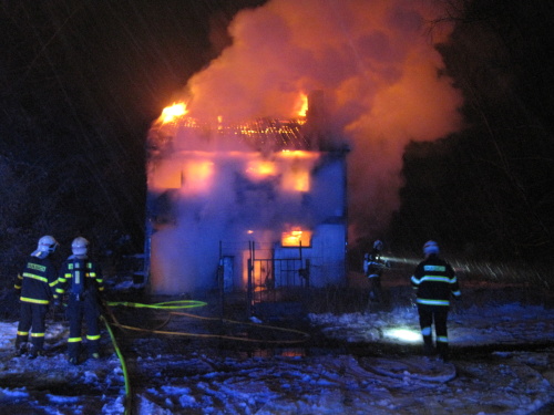 V Rychvaldu hořel montovaný rodinný dům