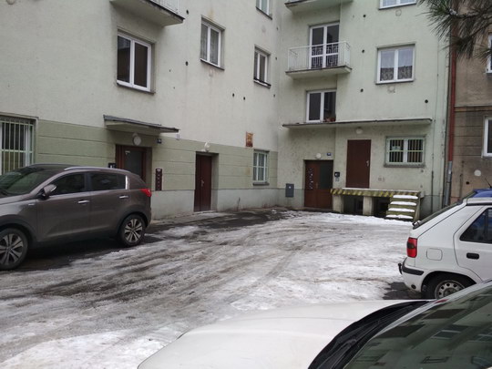 Poškozený povrch ve vnitrobloku dáme opravit na jaře