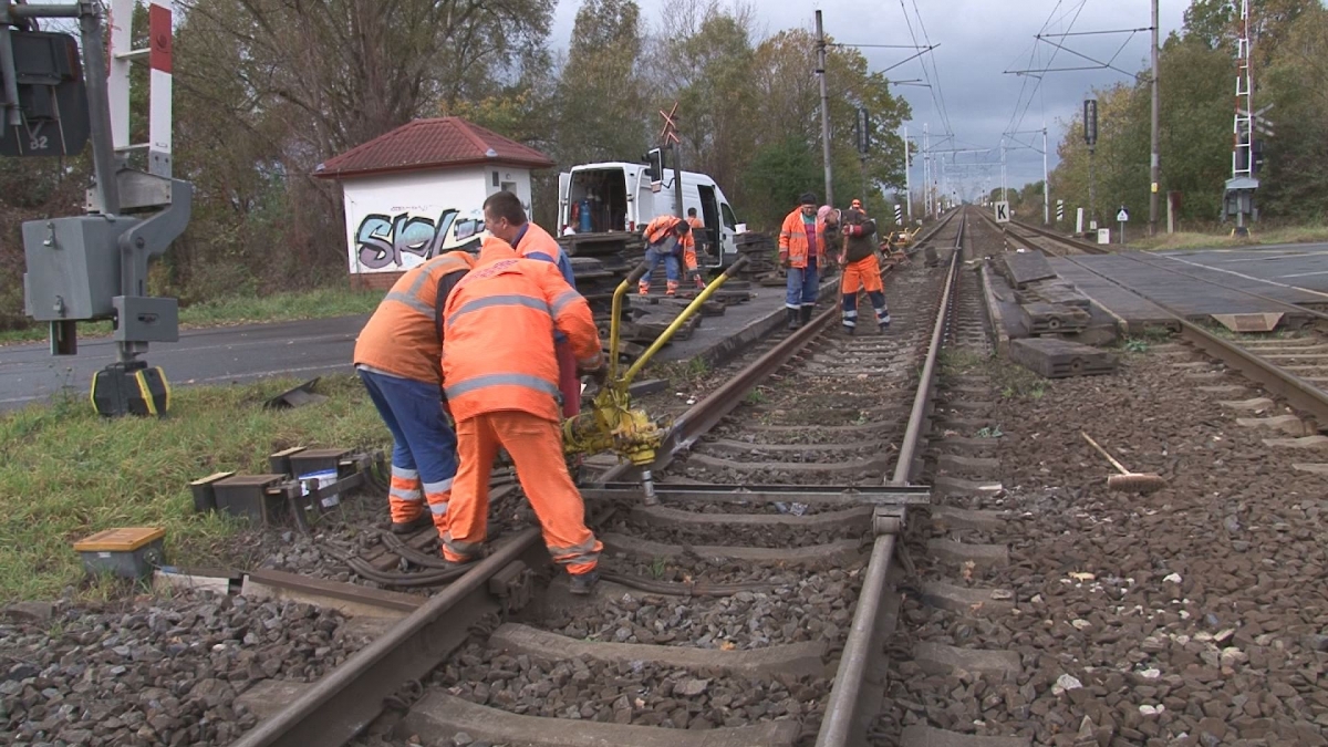 Rekonstrukce přejezdu na deset dnů uzavře ulici