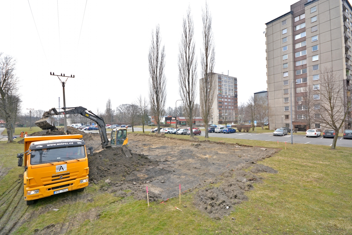 Lidé z Budovatelské budou mít možnost parkovat na novém parkovišti, je v dosahu bezpečnostní kamery