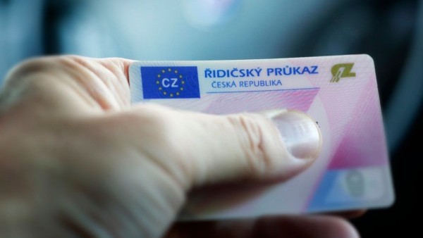 Nový systém řidičáků v první den hlásí potíže, vznikají dlouhé fronty