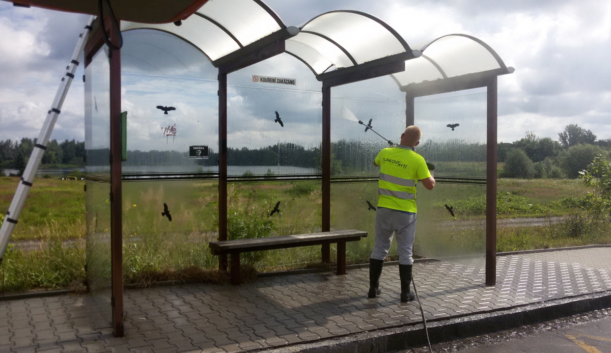 Třináct autobusových zastávek dostane nový nátěr