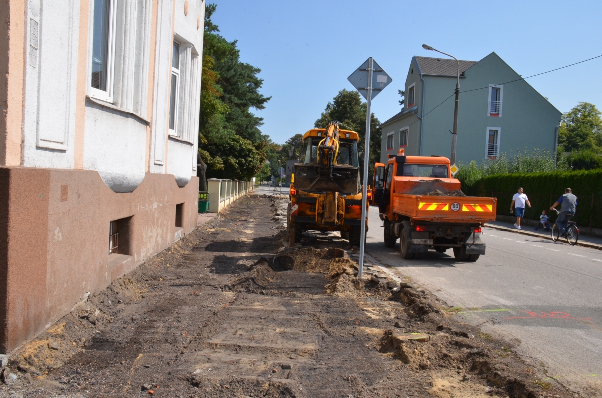 Nový chodník znamená konec komplikací při dopravě dětí do Masarykovy školy