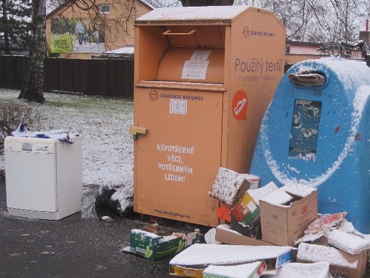 Úklid nepořádku u kontejnerových stanovišť je hrazen z rozpočtu na čištění města