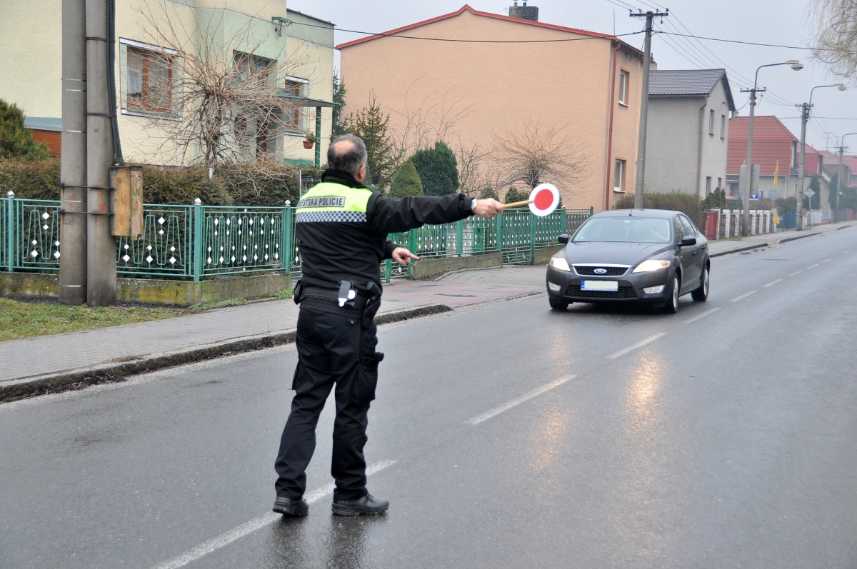 Řídili bez řidičáku a pod vlivem drog, strážníkům z Bohumína ale neunikli