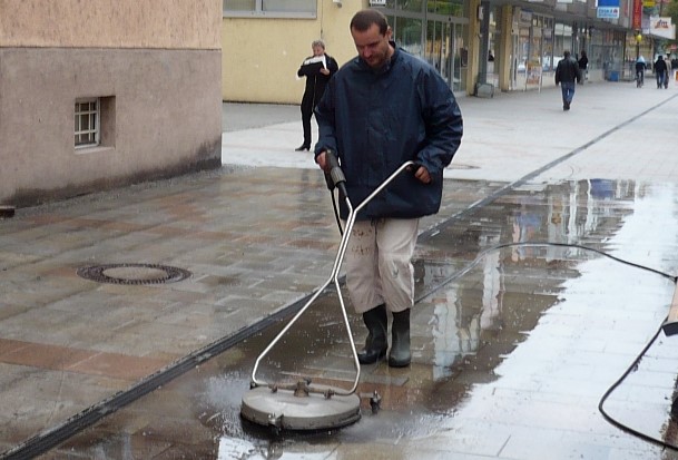 Nepořádek uklízejí VPP, nemohou však obsáhnout v jednom okamžiku celé město