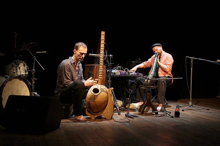 Na akustických vlnách s obřím gongem, didgeridoo a harfou Kora