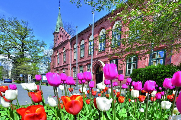 2. Současná budova radnice (původně škola a gymnázium)