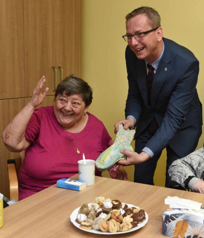 Seniorům nebude zima na nohy, dobrovolníci jim pod stromeček nadělují pletené ponožky