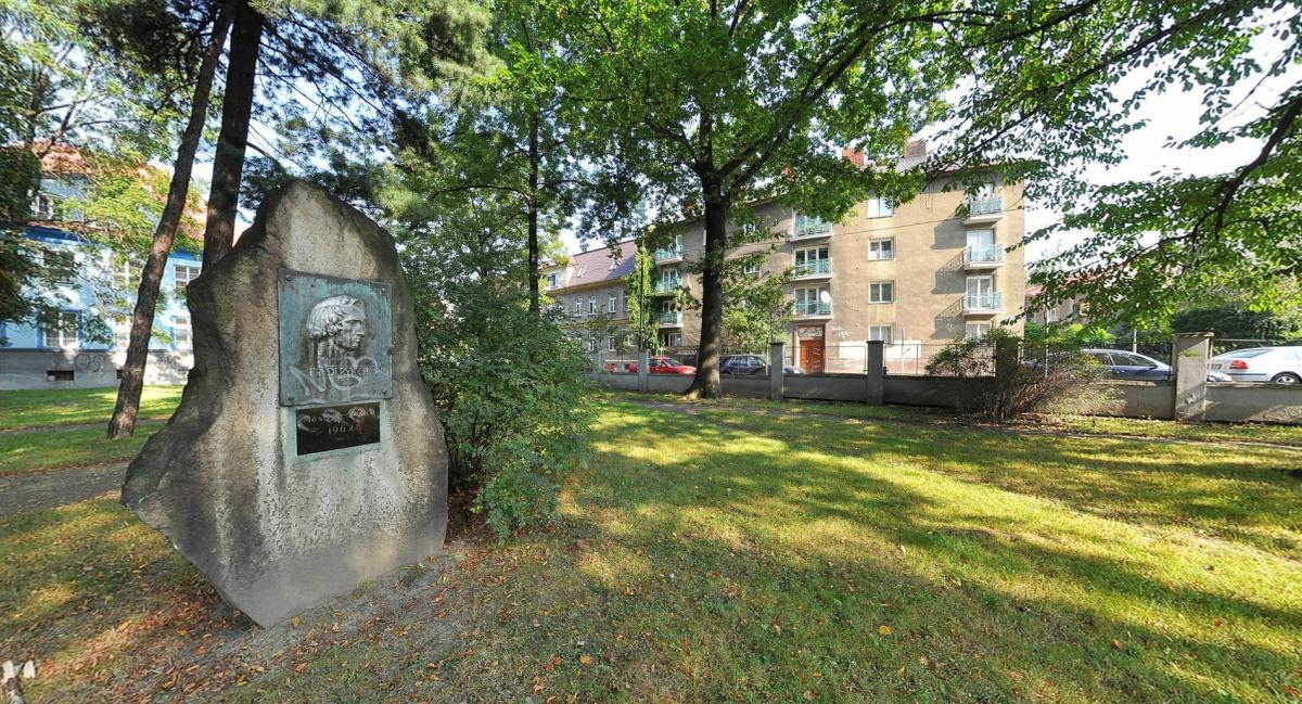 Park Fryderyka Chopina není v majetku města, pozemky i plot patří církvi