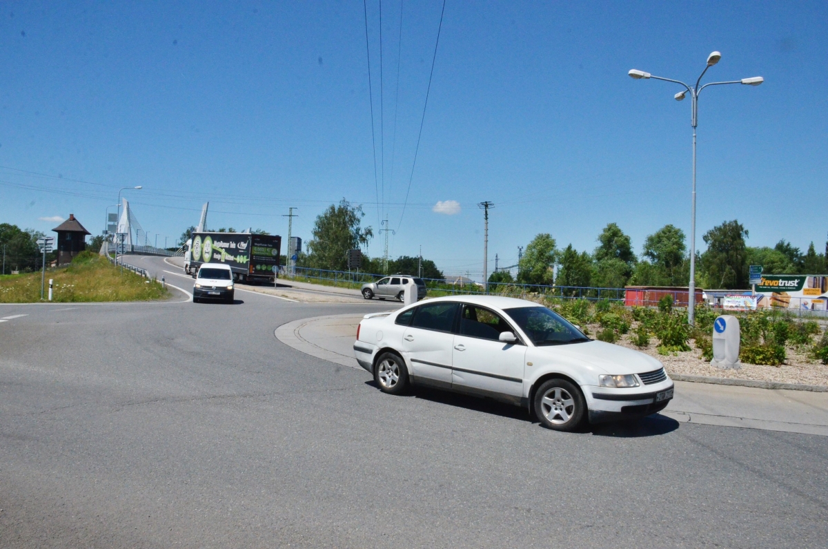 Do centra Bohumína ze Skřečoně objížďkou, bude se opravovat kruhový objezd