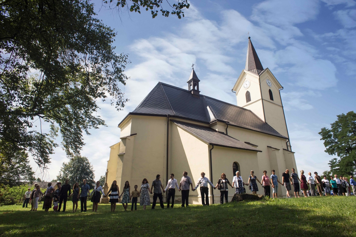 Křty a svátky v kostelích na velkoformátových fotografiích