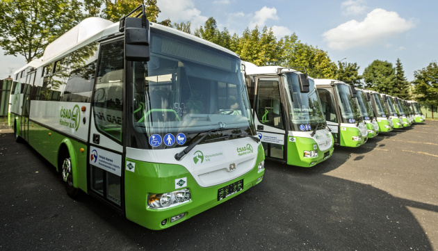 Autobusy budou jezdit podle prázdninových jízdních řádů, vlaky jako v neděli