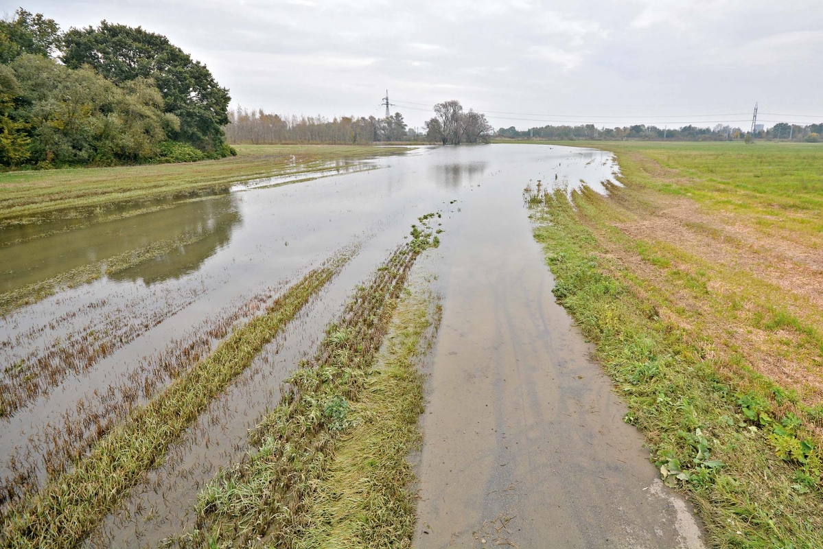 Dozvuky vydatných dešťů jsou patrné dodnes, stezku blokuje laguna