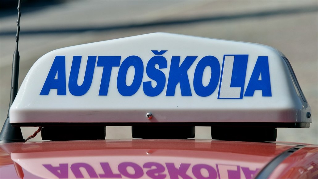 Autoškoly mají výjimku a cvičné jízdy i výuka probíhají