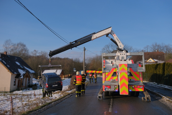 Moravskoslezští hasiči zasahovali ráno u deseti nehod kvůli počasí