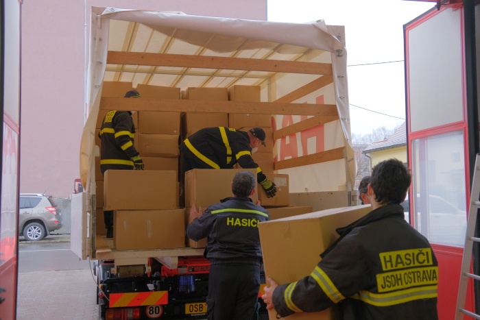 Hasiči rozvezli po kraji respirátory pro školy, v Bohumíně pomohla taky K3