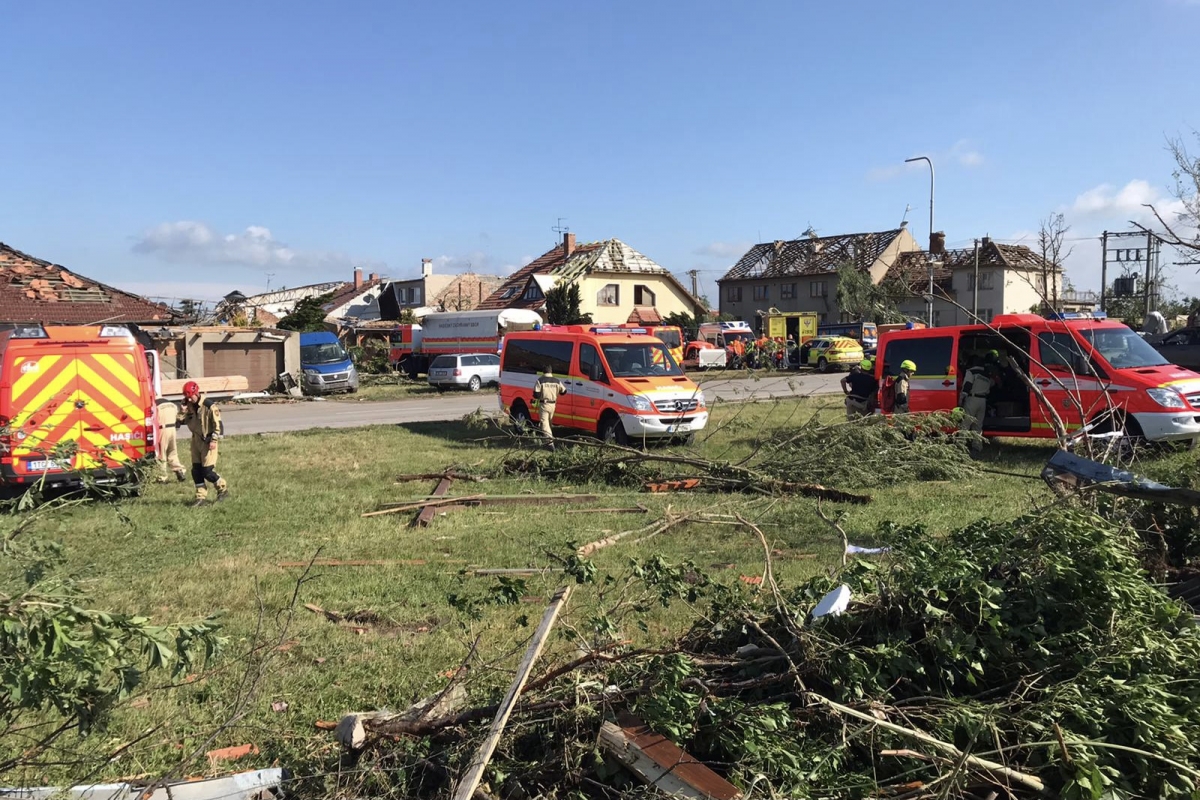 Do odstraňování následků tornáda se zapojili i dobrovolní hasiči z Moravskoslezského kraje