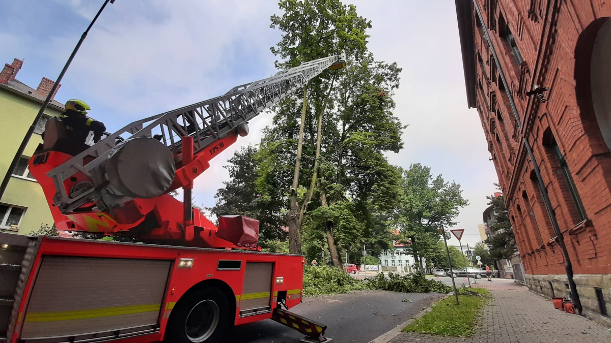 Noční bouře v kraji kácela stromy a ničila střešní krytinu