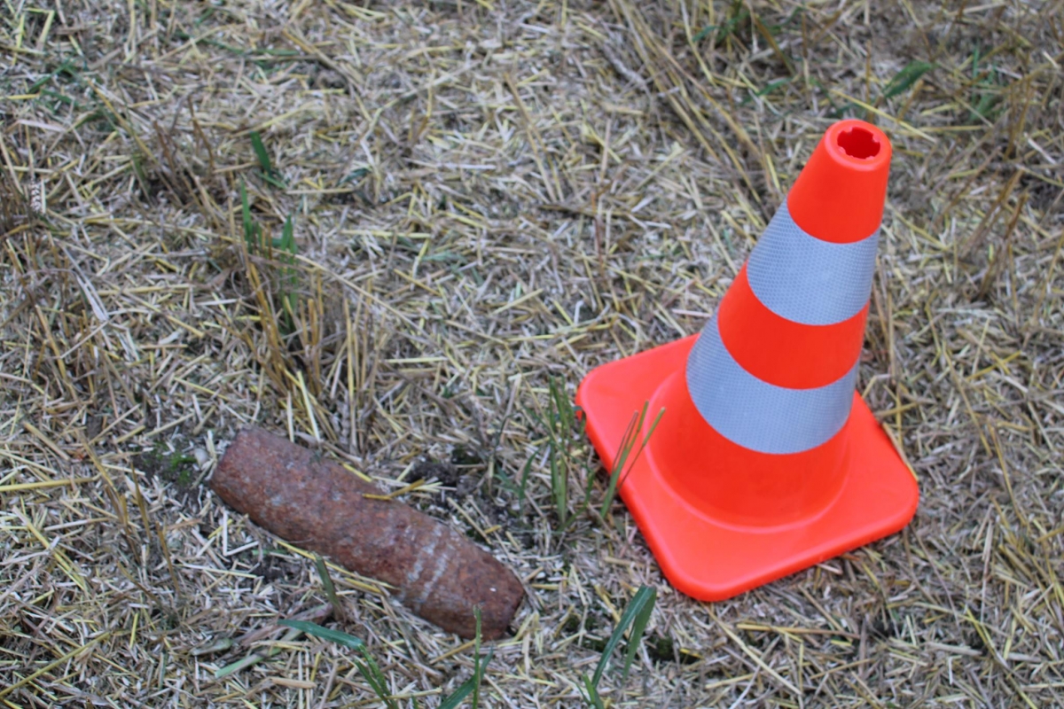 V poli u Kopytova našel dělostřelecký granát 85 mm