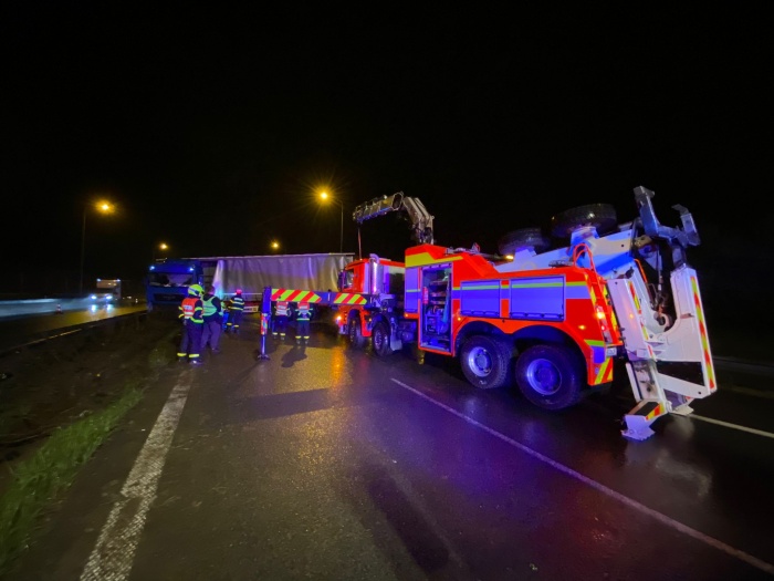 Hasiči v noci vyprošťovali polský kamion na dálnici D1 u Bohumína