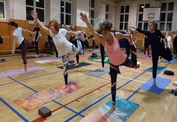 Posilovací i aerobní cvičení a taky jóga, včetně kurzu pro začátečníky
