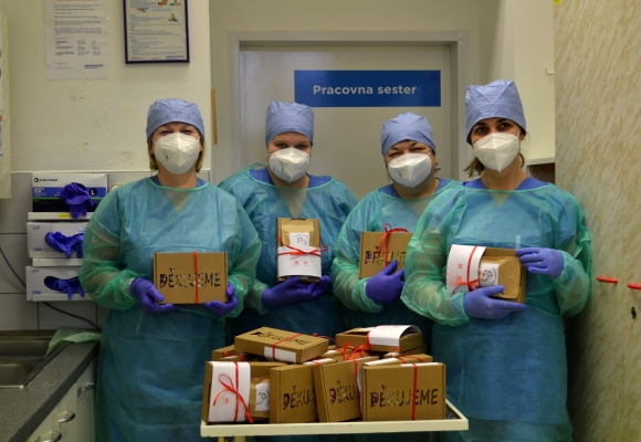ČEZ děkuje zdravotníkům, v kraji rozvezl do nemocnic 1800 balíčků s oříšky a čaji