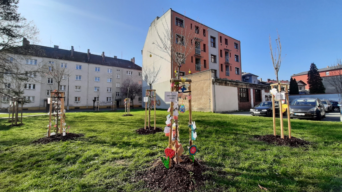 Parčík Generací v centru města rozveselily kraslice a jarní ozdoby