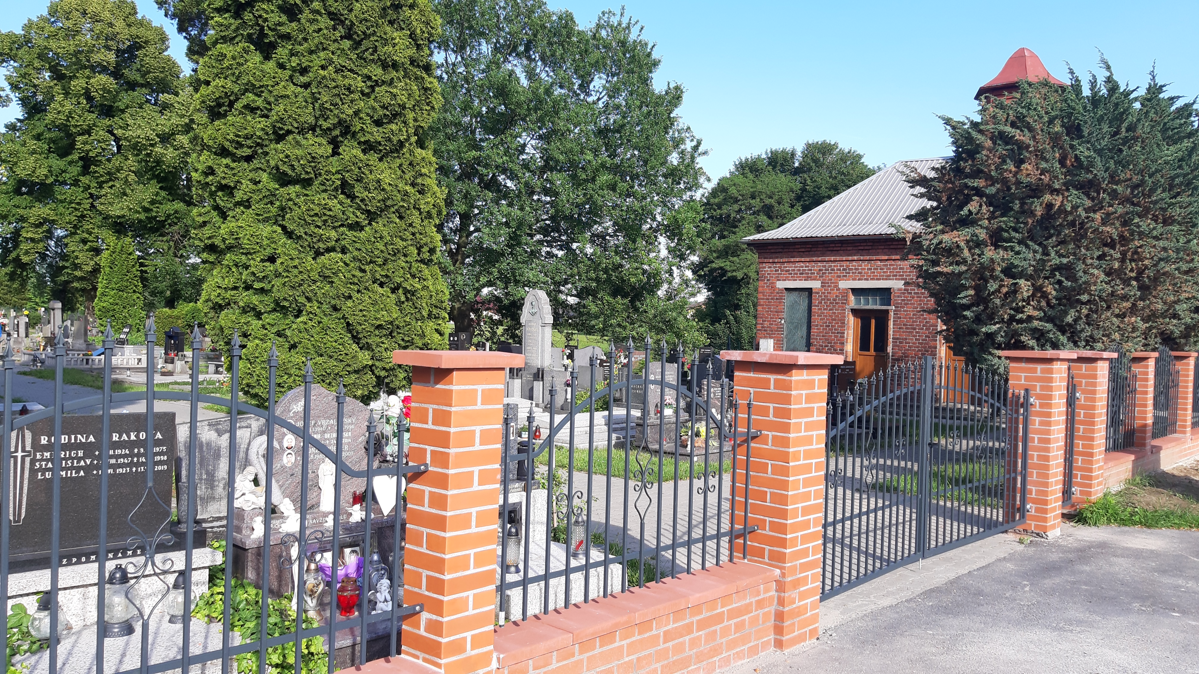 Hřbitov v Záblatí má nový plot z červených cihel