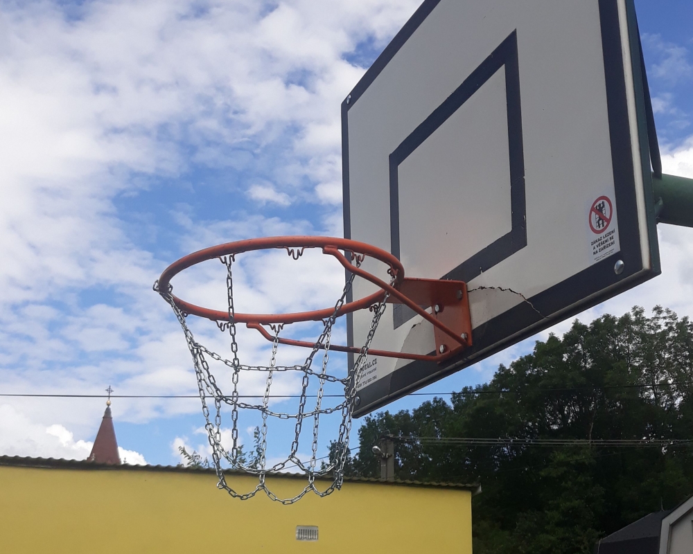 Basketbalové koše na hřišti v Gliňoči jsou po opravě opět plně funkční