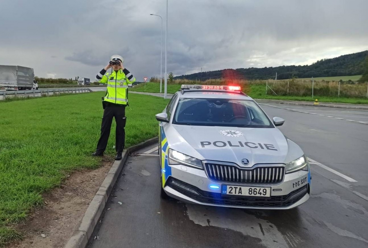 Telefonování za jízdy, špatný stav auta, rychlá jízda, nejčastější přestupky řidičů