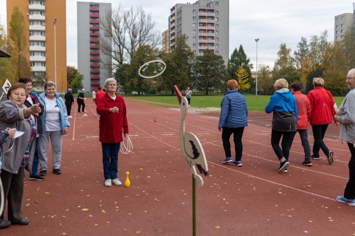 Skok do dálky i navlékání toaletního papíru, senioři se bavili a sportovali zároveň