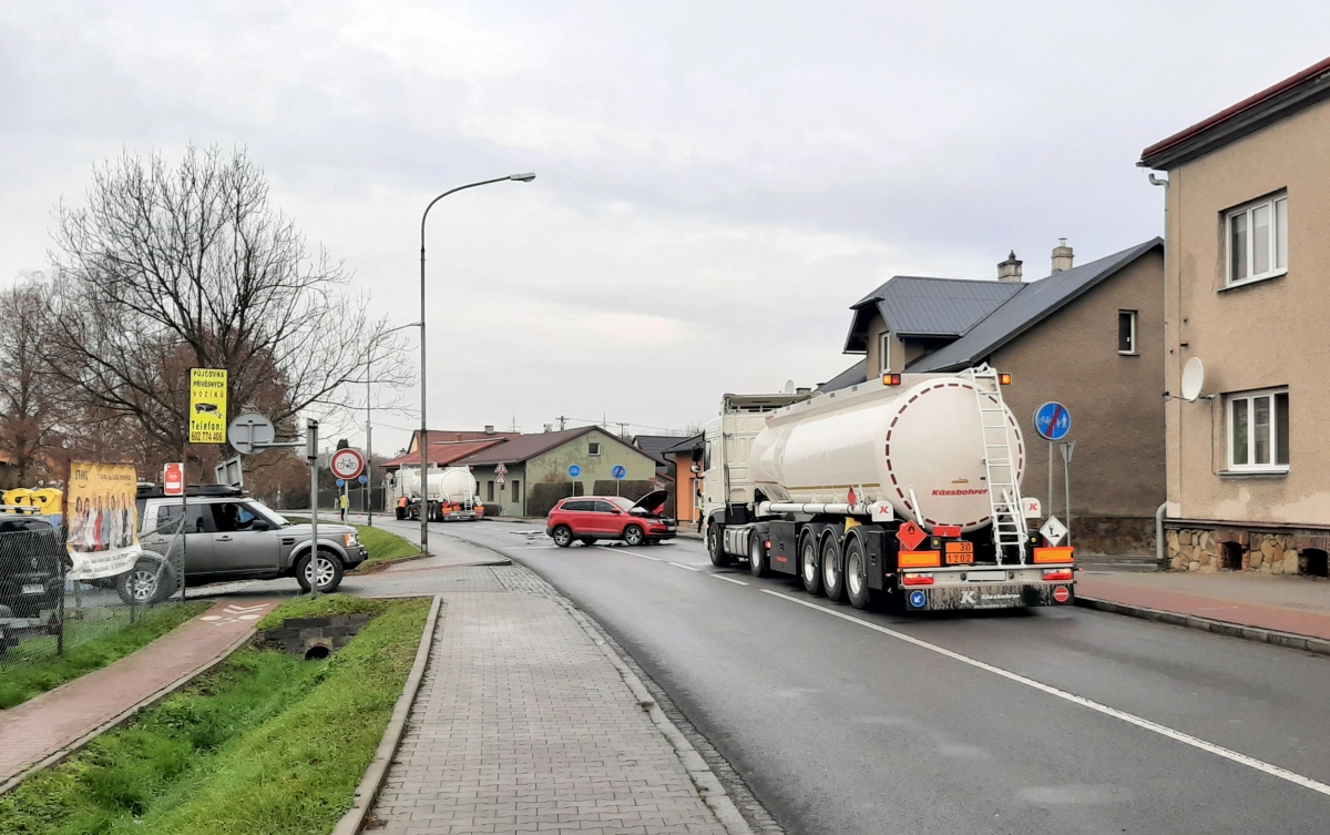 Hlavní tah Skřečoní znovu zablokovaný, osobák se střetl s cisternou