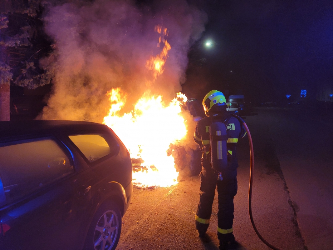Požár osobního automobilu způsobil škodu za 300 tisíc korun