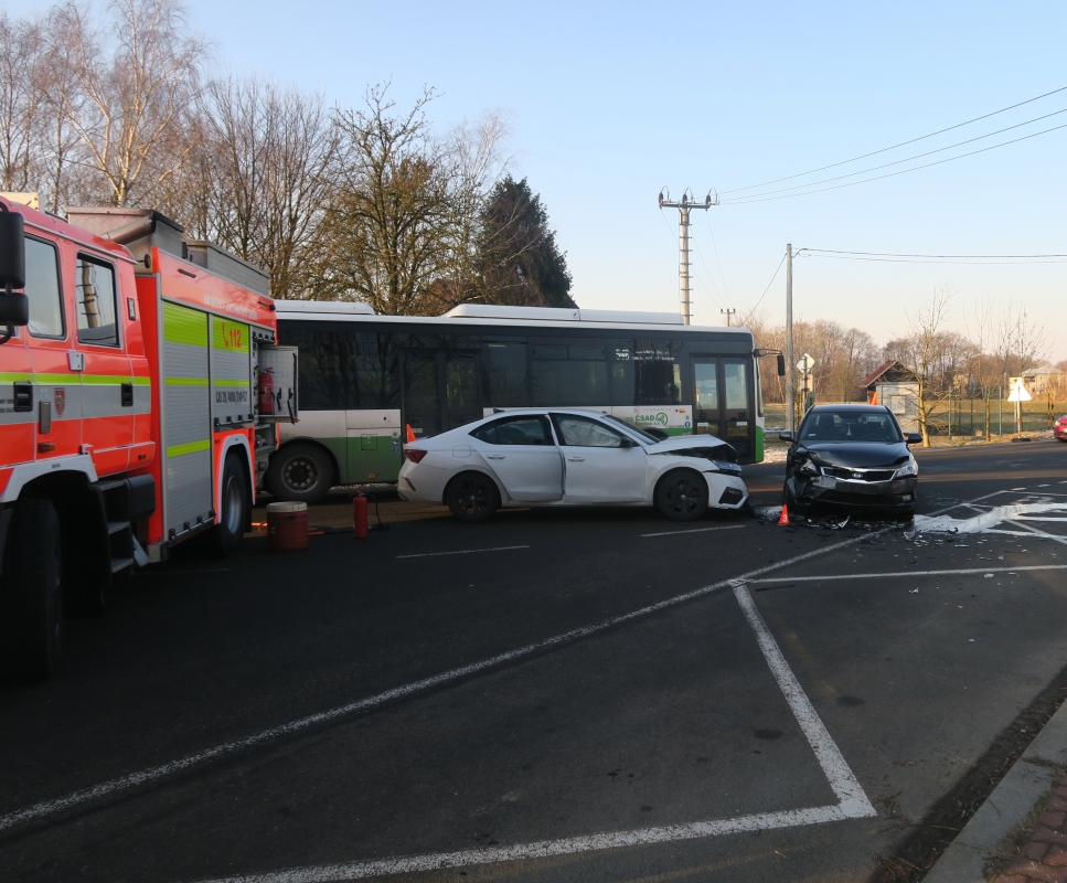 Nedal přednost v jízdě, dvě auta se srazila na rozcestí