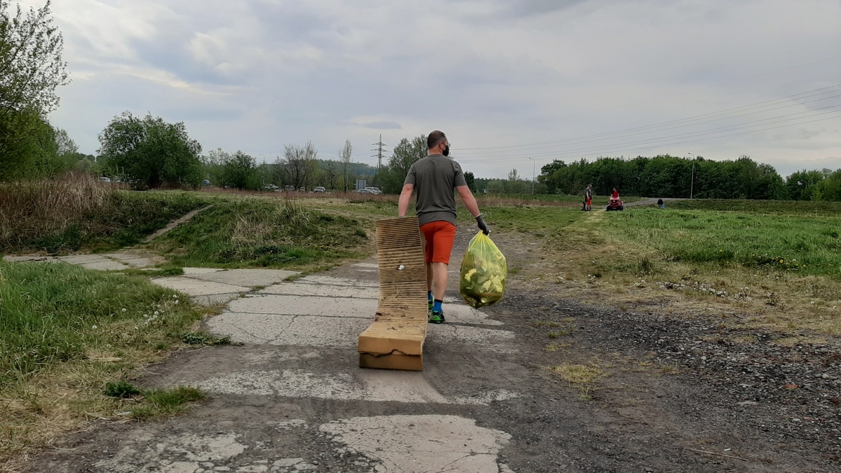 Dobrovolníci zbaví okolí Vrbického jezera smetí a odpadků