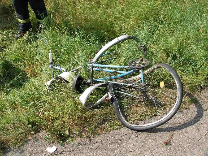 Cyklista v Rychvaldu skončil v příkopu, záchranka ho odvezla do nemocnice