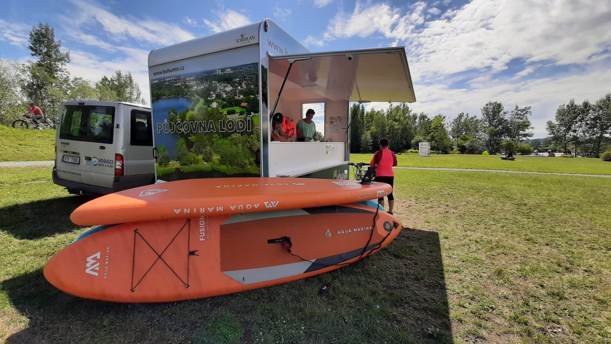 Po Vrbickém jezeře na šlapadle, pramičce a nově také na paddleboardu