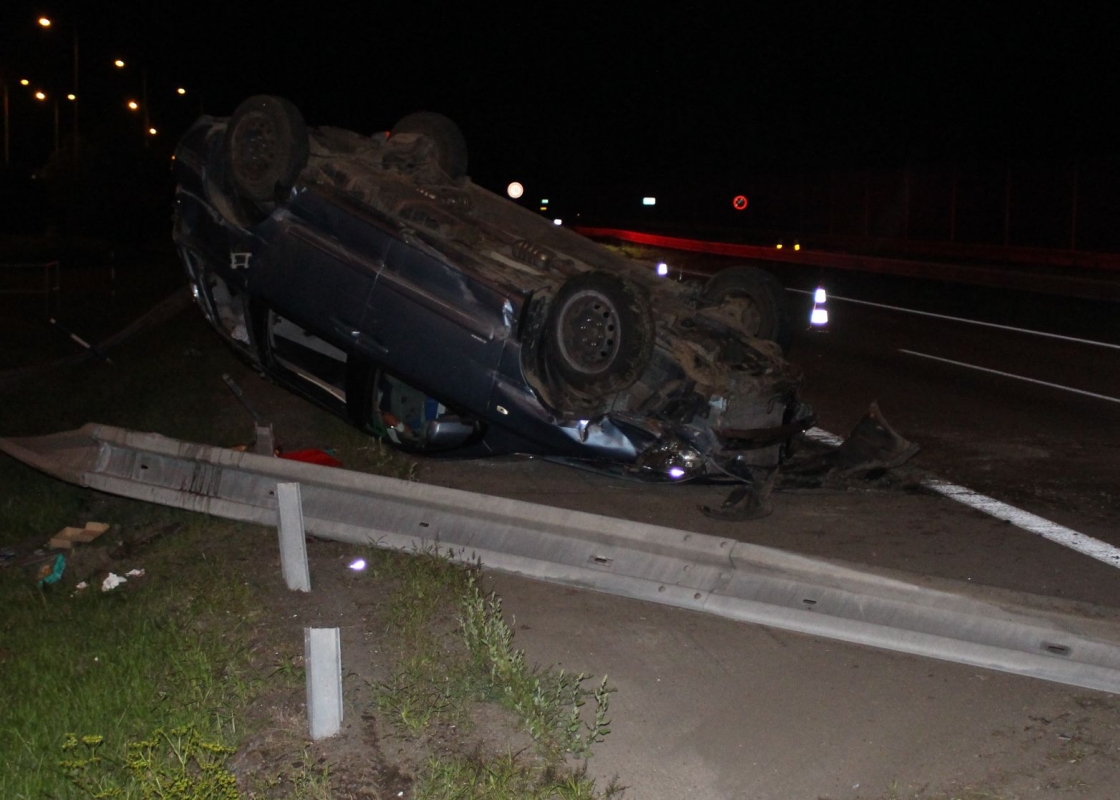 Nehoda na dálnici u Bohumína, osobní auto skončilo na střeše