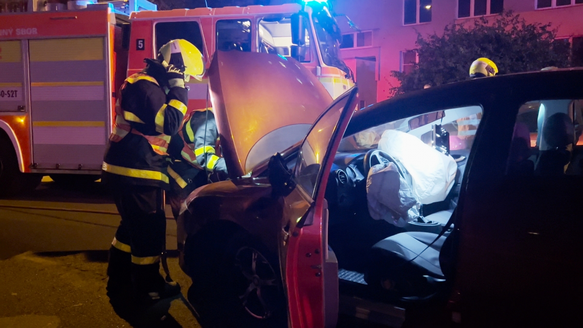 Nehodu ve Štefánikově ulici v centru města odnesla tři rozbitá auta