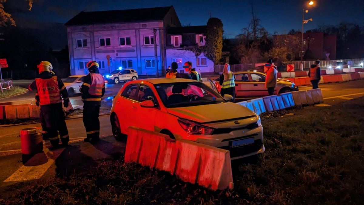 Řidička nedala přednost, nehoda zablokovala dopravu ve Skřečoni