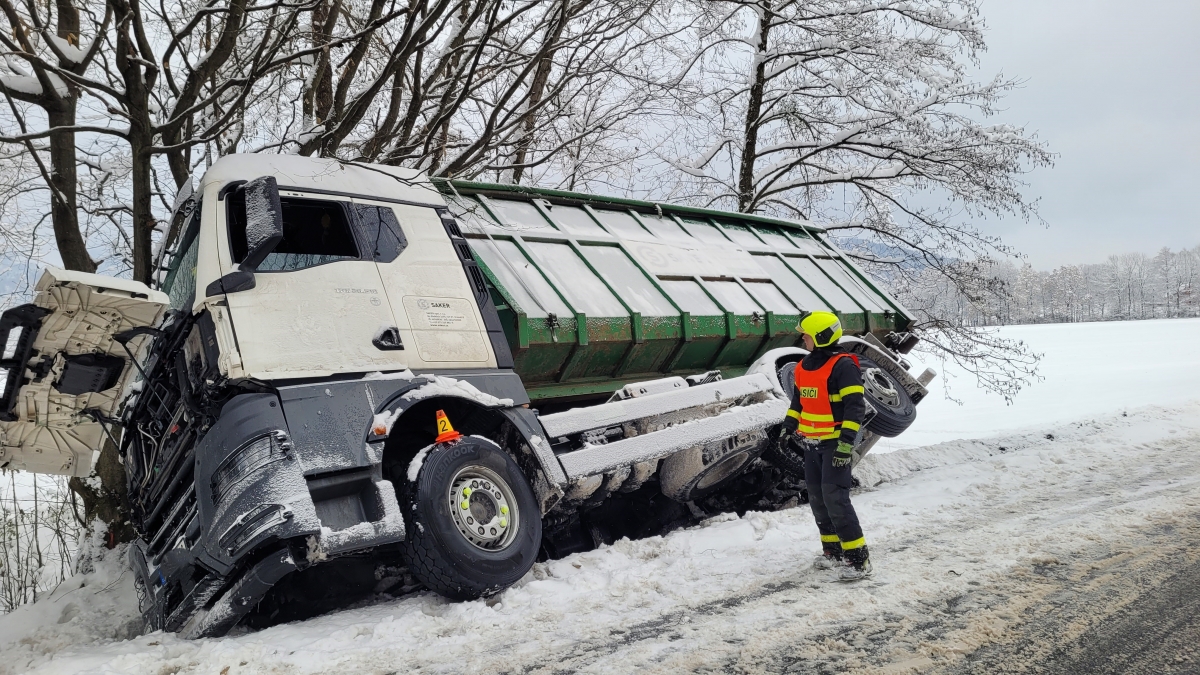 Hasiči i v neděli řešili v kraji události spojené se silným sněžením