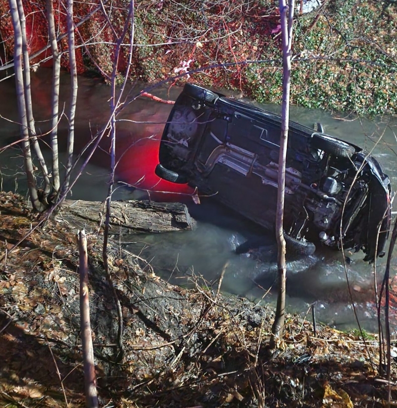 Auto sjelo do potoka a převrátilo se, bleskově pomohli policisté