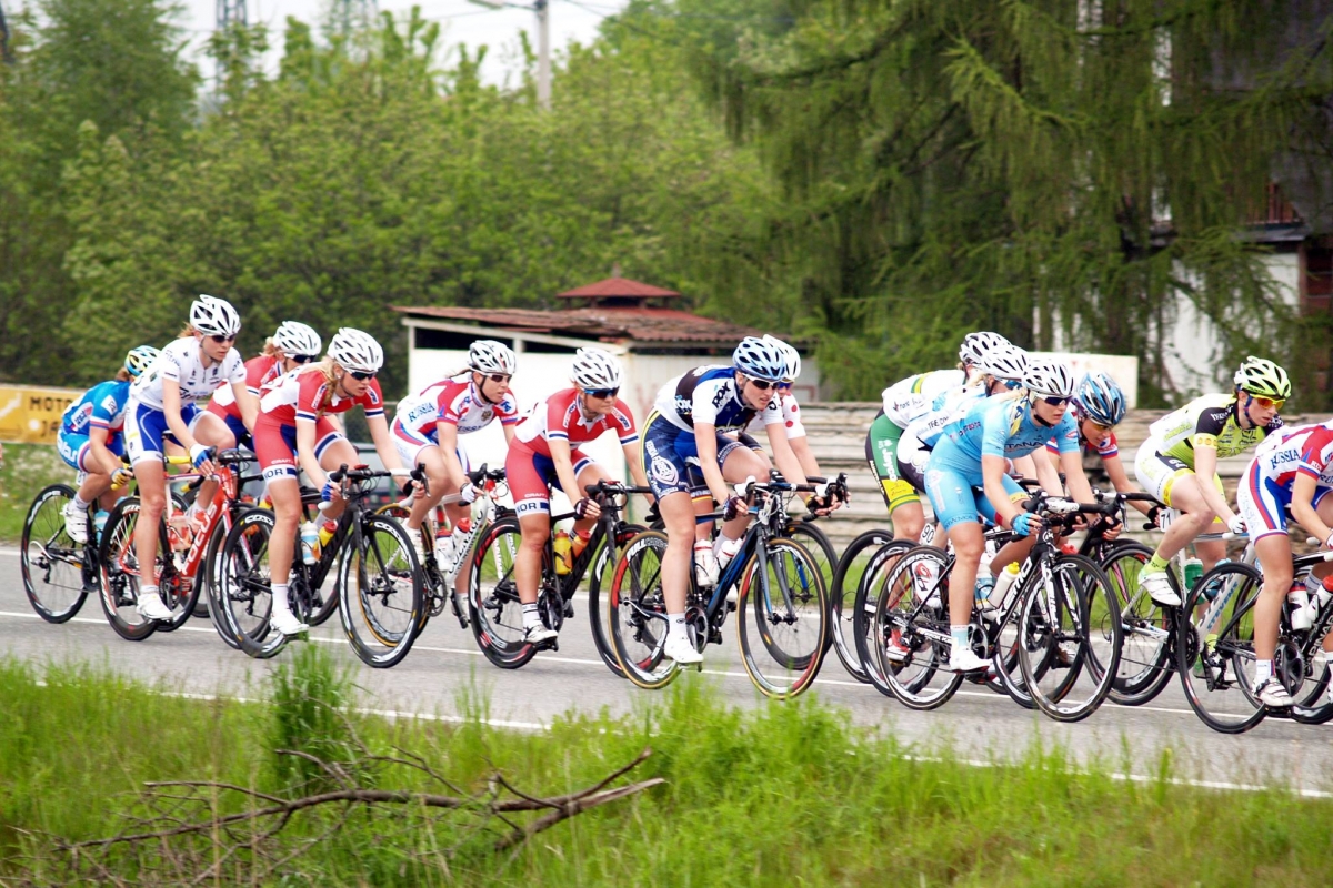 Mezinárodní cyklistický závod žen a provoz v ulicích